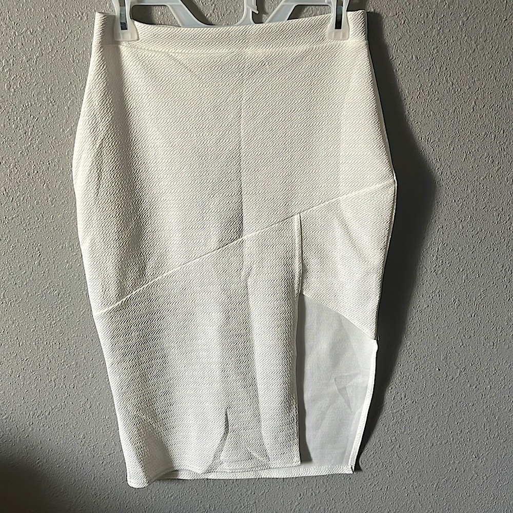 🚨NWT Misguided White Pencil Skirt w/ front slit